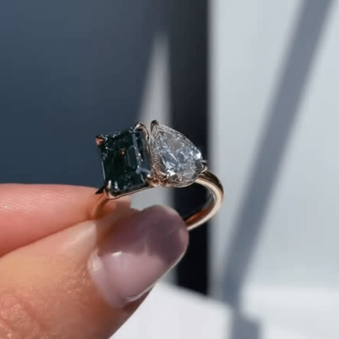 5.00 TCW Green Emerald & Colorless Pear Cut Moissanite Toi Et Moi Engagement Ring - Kazara Diam