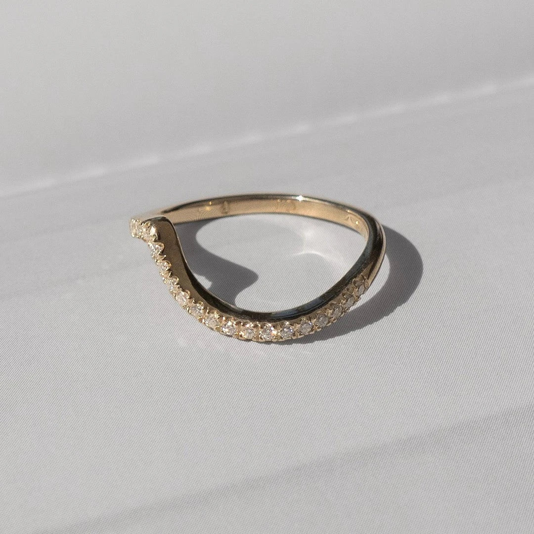 Round Cut Moissanite Curved Pave Wedding Band for Her - Kazara Diam